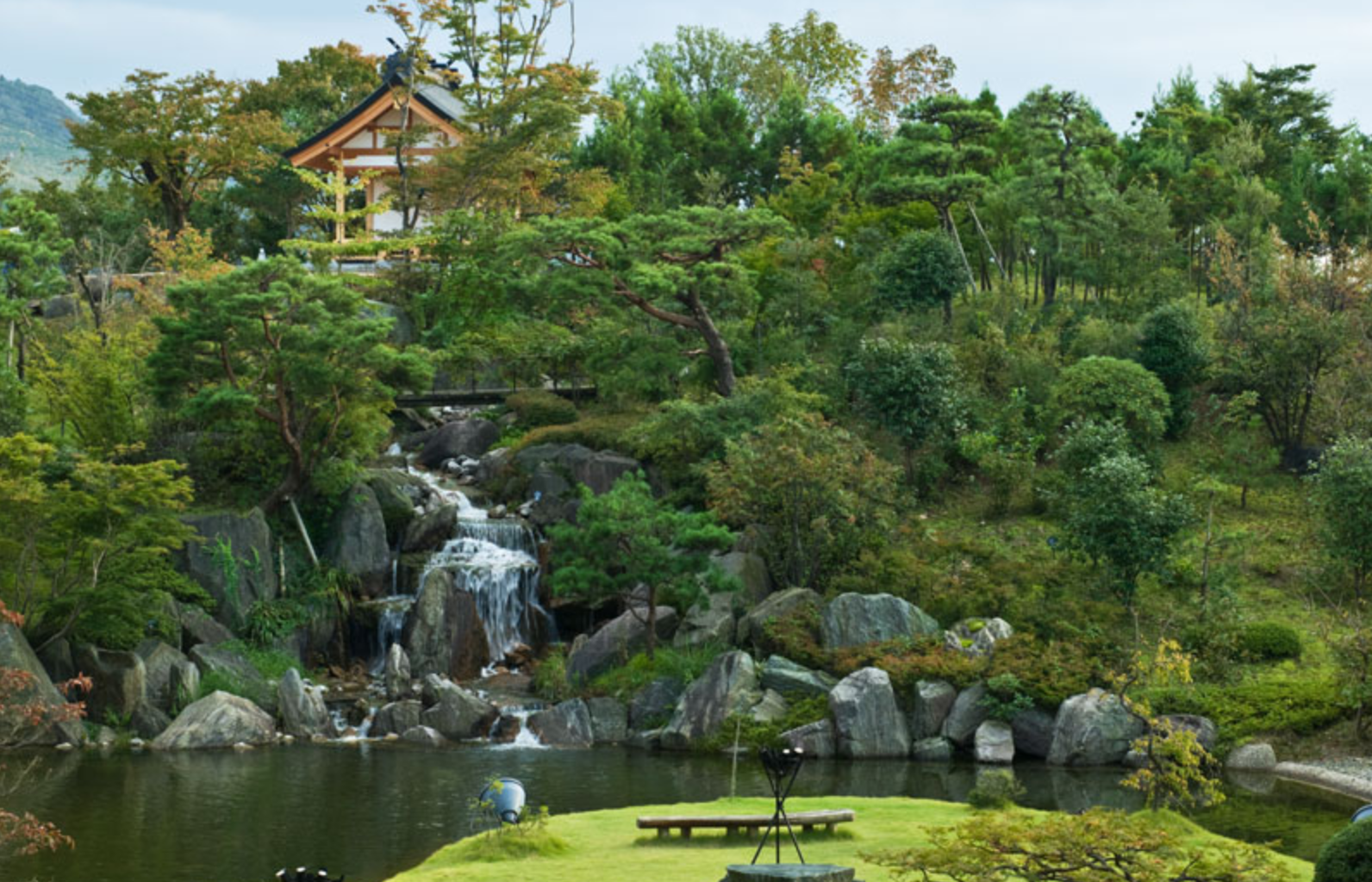 白玉の湯 華鳳 の日本庭園と池