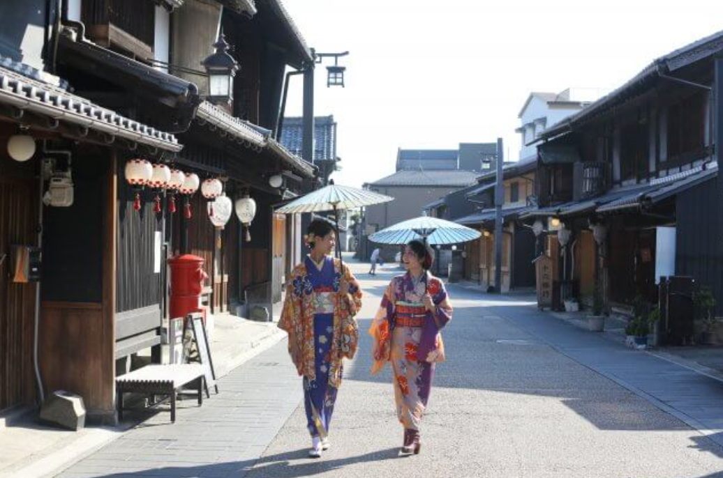 長良川温泉 十八楼 前の川原町の町並み
